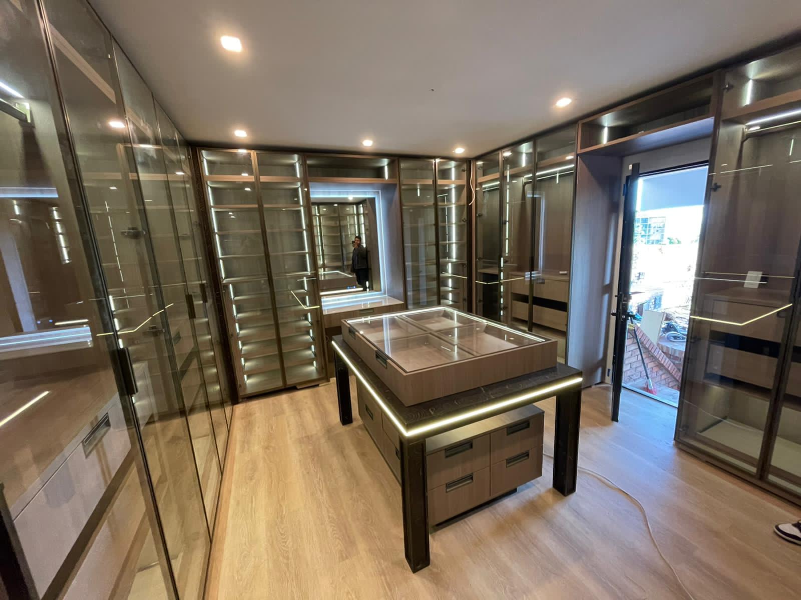 Modern Residential Project with Natural Veneer in California, USA